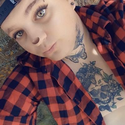 I'm single. I'm looking for a nice sexy blonde chubby woman with tattoos and piercing