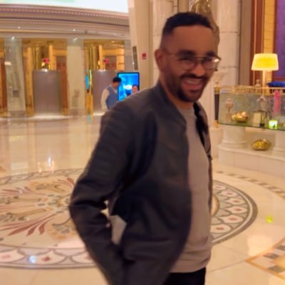 أحترم الجزء غير العاقل من شخصيتي .. الجزء الضحوك الفوضوي .. الجزء الذي يعيد روحي روح طفل مهما بلغ عمري ..