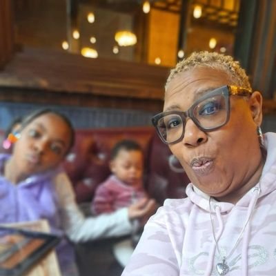 Mother of 5. Grandmother of 2. LGBTQ mom. 🏳️‍🌈 Born 🇱🇷 Democrat. Caregiver 👩🏾‍⚕️