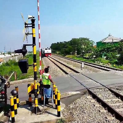 Sopan dalam bicara,
Santun dalam tindakan