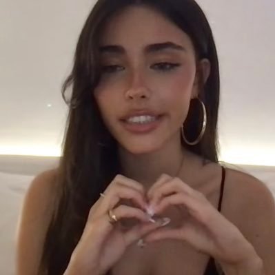 FAN ACCOUNT🎀🪽 not impersonating 🤍 🎻silence between songs is out! 🎻madison beer hugged me