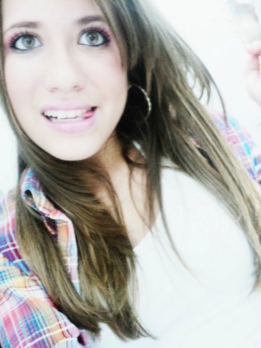 loira,olhos mel,pesa 48kg,curte rock ,emocore e sertanejo,loka de tudo,estrovertida,simpatica,ama coca cola e doritos ;p
e detesta FALSIDADE' Umpokindemim#