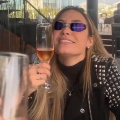 eu e sarah tomando bons drinks e estudando marketing na mesa de sinuca da casa dela