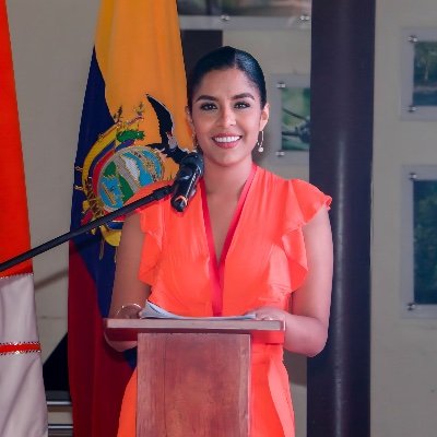 Abogada constitucionalista con experiencia en derecho administrativo, apasionada por la comunicación y por un estilo de vida activo entre el gym y el running.