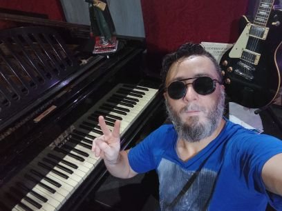 Grabación, edición, mezcla, clases particulares de piano, guitarra, canto y bajo.