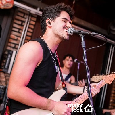 Guitarrista, cantor, Medicina UFMG 162. Na dúvida se uso o tal de  Twitter