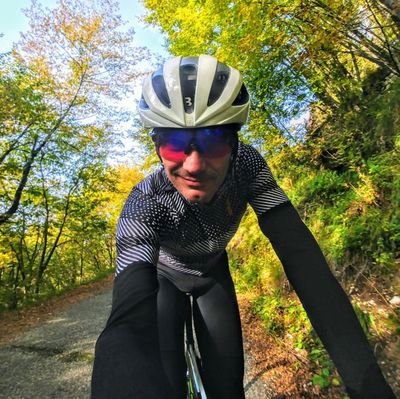 Ciclista ex pro, adoro le Porsche e le BMW M.
Sono uomo e ho sposato una donna, non mi buco. Vita sana e stare all'aperto sono le uniche medicine che assumo.