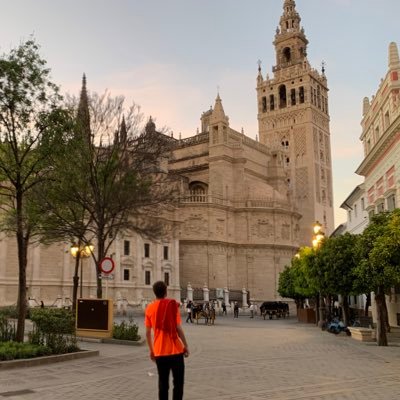 Vivo enamorado de la ciudad más bonita del mundo Sevilla. ❤ Sevillista y cofrade.