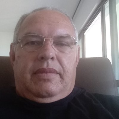 Um homem simples, Jornalista/Radialista, que valoriza os amigos, acredita em Deus e ama sua família, que tem orgulho de ser Nordestino e vota em Bolsonaro.