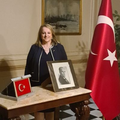 Anne, Milliyetçi Yazar.
Biz Türkiye Cumhuriyeti Devleti'ni karşılık beklemeden sevdik.