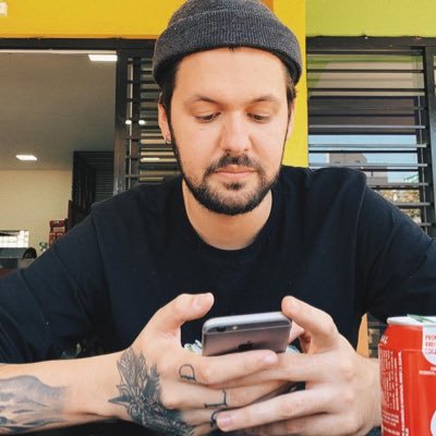 toco baixo mas sou alto. sou crente e futuro Teólogo. sou muito Corinthians, casado com a Bruna & pai da Clara.