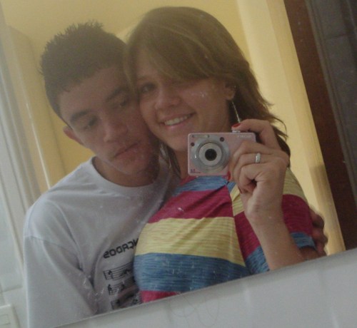 O que mais quero
É te dar um beijo
E o seu corpo acariciar
Você bem sabe
Que eu te desejo
Está escrito no meu olhar... (L)