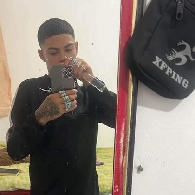 Apesar da pouca idade, disposição nunca vai faltar... pra fazer quem nós ama sorrir é quem nós odeia chorar!😉🎭💲☯️ Nos ta ai mo fe sustenta 55💸 Bryan Levi👣