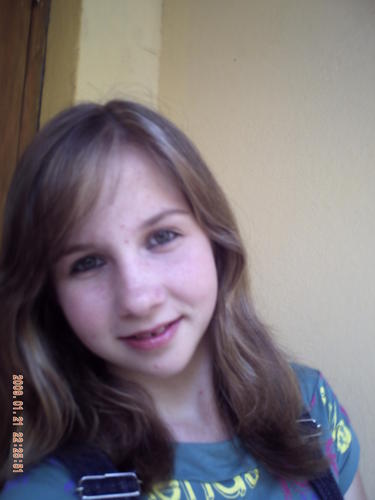 Uma menina calma,brincalhona,amiga,barraqueira...Que adora ficar horas no pc.kk e estar com seus amigos...
E mtmtmt ciumenta..