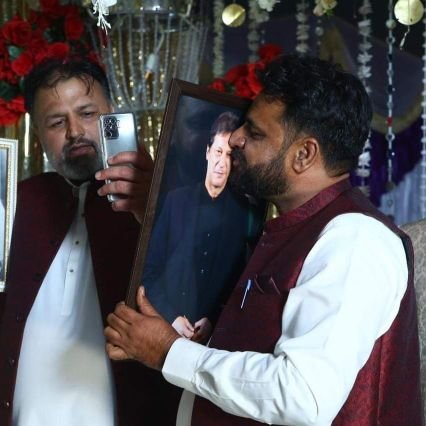 ہم کھڑے تھے کھڑے ہیں کھڑے رہے گے یقین کے ساتھ ایمان کے ساتھ عمران خان کے ساتھ ان شاءاللہ
 #Admin

@TeamiPians