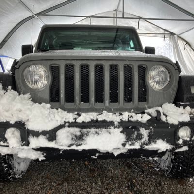 SylvainDionneQc's profile picture. L’État vit sur notre bras et au-dessus de nos moyens.