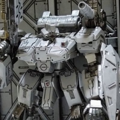 プラモアカウントです。ロボットはガンダムでもアーマードコアでもなくヴァンツァー派です