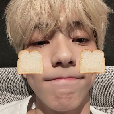 I really want to eat bread these days ૮꒰ྀི ๑`⤙´๑ྀི꒱ა  | full-time student performer, part-time estudyante