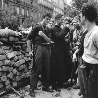 Catholique. De gauche, mais pas gauchiste.
Épouse, mère, amie des amis de la sagesse. Enseignante dans le public, actuellement au foyer.