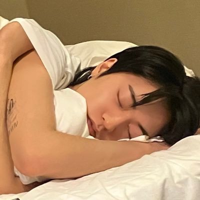 sunkissedthesea's profile picture. jeongie, hrt (🎧🌼🐈🔆)