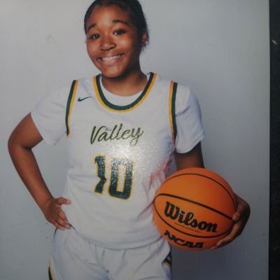 I am a honor student first @ Camden Middle School.I am not the girl who's afaird of failure, I'll  take all the shots. I'm  that SHOOTING GAURD💪🏾 C/o 2027 5'2