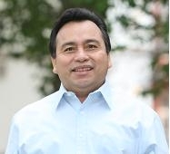 Nací en Peto, Yucatán. Soy padre de familia, orgullosamente panista, Contador Público por la UADY. Actualmente, Senador de la República.