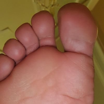 Me fascinan los pies femenikos si estan sudaditos y con mucho olor son perfectos para mi