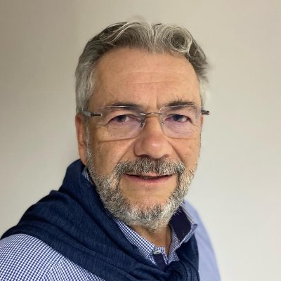 Médico, salubrista. Ex Agente interventor de Nueva EPS.