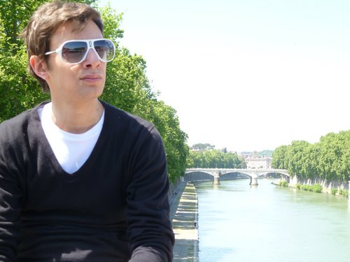 RScutiero's profile picture. Nasce e cresce a Napoli, vive di calcio, musica, giornalismo, studia Economia, ma non vincerà un premio per nessuna di queste cose.