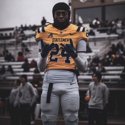 🙇🏾‍♂️6’3 Strappa @WPU_Football 💰💰One of Them Ones.