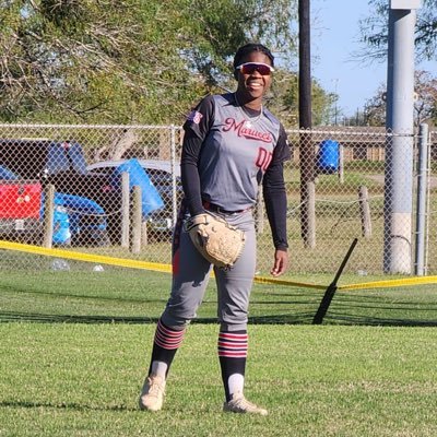 Softball Player 🥎 | Go Marucci #00 ❤️💙🤍| Catcher/Outfield | Bookworm 📚 Art 🎨 Family l NCAA ID# 2212747365 emileeeholmes@gmail.com