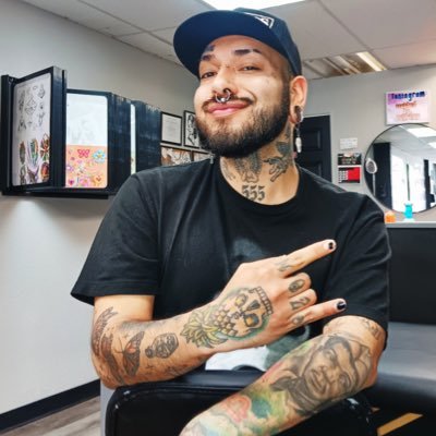 Vers thick uncut latino 
Libra 
Tattoo Artist/Painter 
Into getting worshipped👣🍆🍑