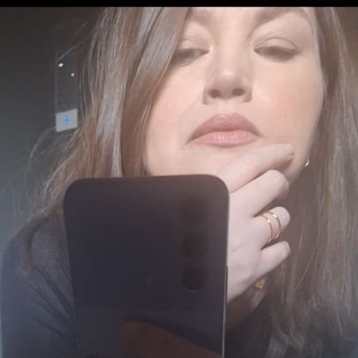 Dygitalna nomadka, hobbystka, kuchenny filozof. Analfabetka. Tu jedynie jedną nogą, bo istnieją lepsze miejsca. Mam dwóch Mężów i o nich opowiadam.