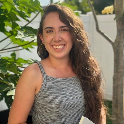 Freelance Writer & Venezuelan Author of fantasy, blood, and shadowy things • @RT_Mentor '25 • Rep: @vickyweberbooks at CMA • she/her 🌈🩷💜💙