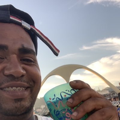 Nunca deixe que o medo sufoque os seus sonhos e Só não esqueça de ser feliz. 🙌🏽🥳🍺