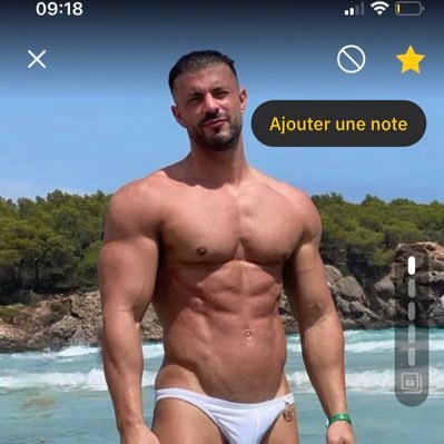 rebeuparis18's profile picture. 