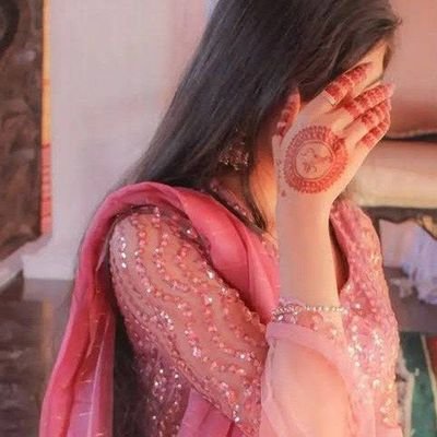लोग दीवाने हैं बनावट के,
हम कहां जाएं सादगी लेकर...🌿