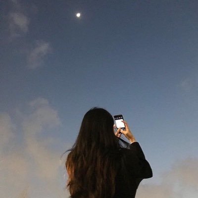 الراحة الذاتية إنك تكون داخلياً مثلما أنت خارجياً ما تتصنع وﻟﺎ تجامل وﻟﺎ أنت اللي مضطر تتعايش بشعور معاكس لـ شعورك ...