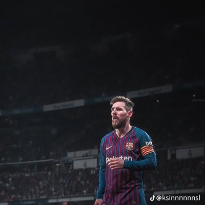فإنك شمسُ واللاعبِين كواكّب اذا طلعت لم يبدو منهمُ كوكّب @messi