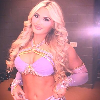 Get out loser, make way for the 𝙄𝙏 𝙂𝙞𝙧𝙡 on scene. Every decade has an iconic blonde, à la Marilyn or Diana. Now, a new one struts. ϟ @tiffstrattonwwe Fan.