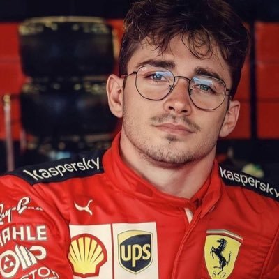 Formulera estudiante de literatura que comparte su opinión sobre fics de F1 de manera constructiva y divertida mientras interactúa.