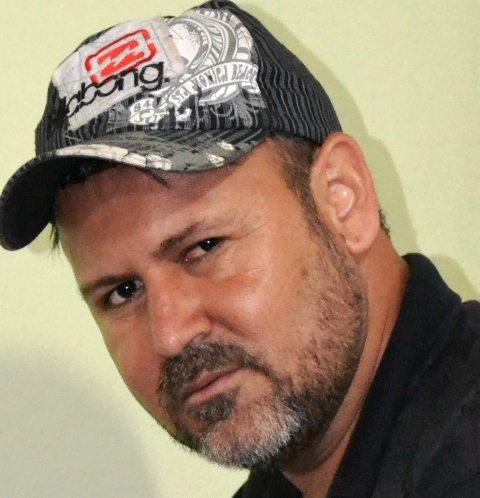 38 anos, antecedentes baianos e capixaba.
22 anos de trabalho como Jornalista, blogueiro, radialista, assessor de comunicação e mestre de cerimônia.