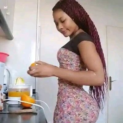 QueenEsthe87989's profile picture. 