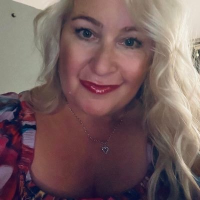 Corporate wordsmith, media wrangler, reformed journo and mum who's passionate about the beach, music, books, fashion, heels and my husband (not in that order).