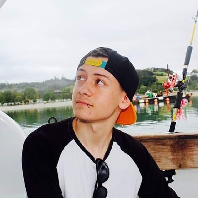 UK gamer who streams on twitch,  little skill, little patience so come see what happens!

Twitch: xminimcmuffinx