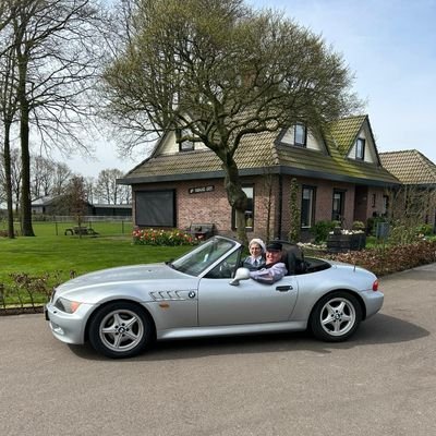 Met Ria, wonend op mooiste plekje Voorthuizen, hobby boer🐑🦙🐐🌽 conciërge,  Puttense Boerendanser💃🕺en bij mooi weer caravan, cabrio Z3 🚴‍♀️🚴‍♂️