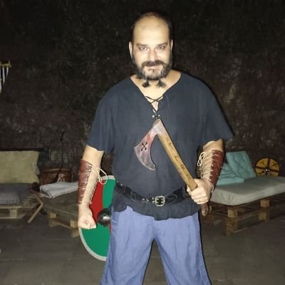 Pai, esposo e filho 
Gremista, tradicionalista, anti-esquerda e viking