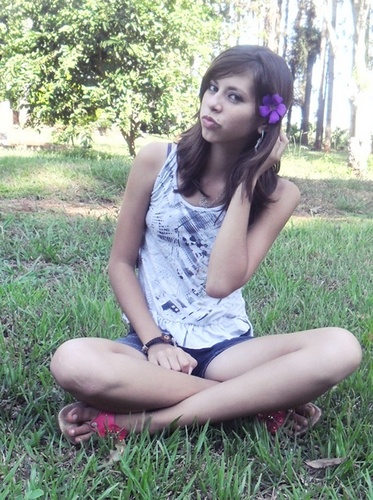 Escorpiana, falo um monte de besteira e adoro quando me escutam.Sei amar,sei ser amiga,sei ser de tudo um pouco.Eu sou maluca, mas com o tempo você se acostuma.