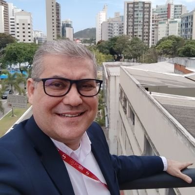 Formado em teologia e administração de empresas, Rede Brasil, nascido na Bahia, como hobby sou compositor musical.