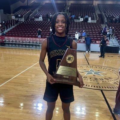 • Summer Creek Highschool • Varsity • #4 • PG • 26’ FAM Hoops 17u 3SSB // @FAMhoopsGBB